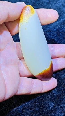 和田玉，白玉底色带红皮，玉质细腻油润，表面光滑，成色几乎