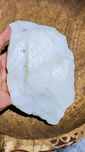 和田玉于田 哈尼拉矿料，重1362克，白玉底色，玉质细腻，油性好