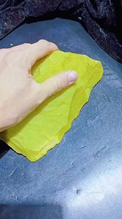 和田玉，黄口，鸡油黄颜色，原石料子，成色还可以，保存不错。