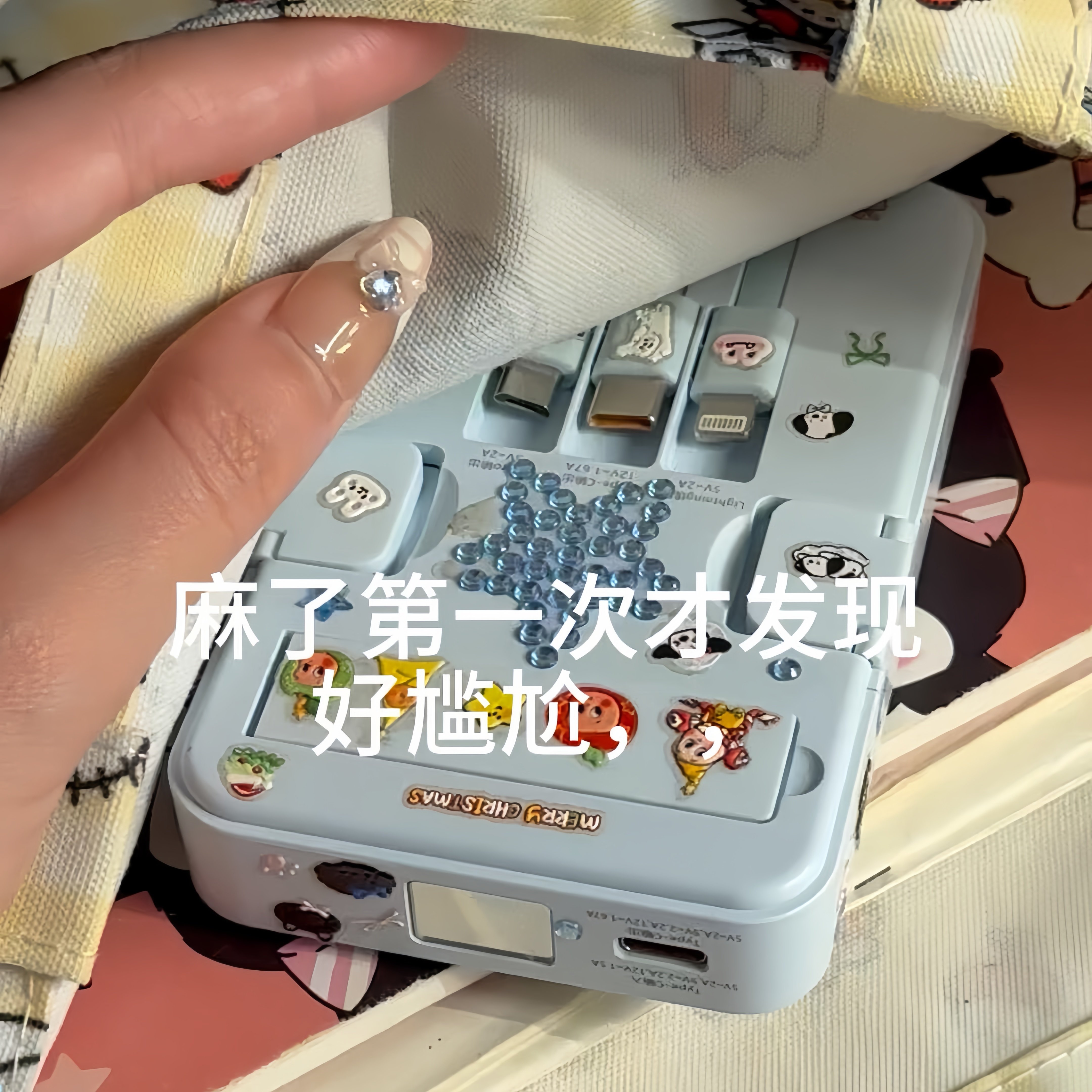 磁吸背夹充电宝35W快充智能数显自带充电线旅行轻薄便携移动电源图片