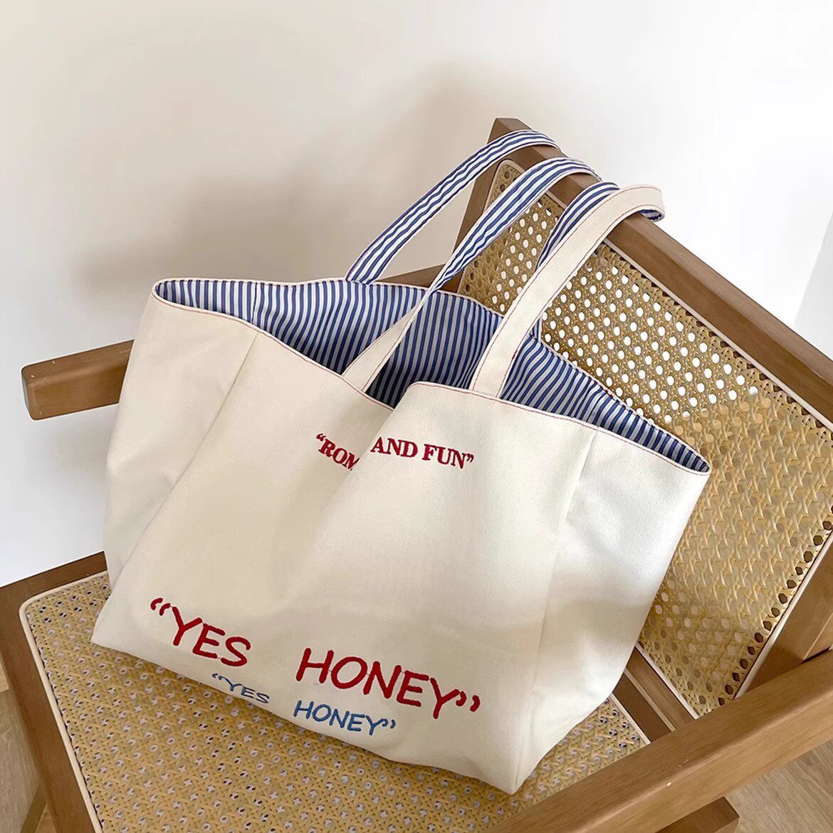 韩版简约条纹刺绣双面单肩包帆布包耐磨学生正反两用大容量通勤包