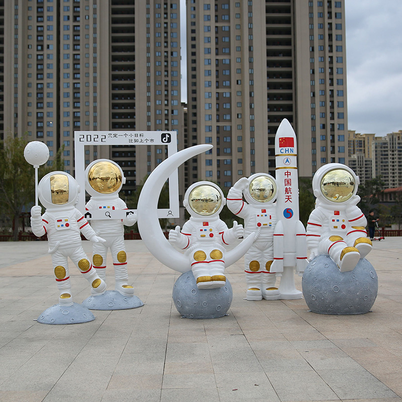 户外玻璃钢电镀宇航员雕塑园林绿地广场商场景观美陈落地大型摆件