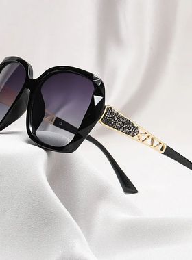New Ladies' Sunglasses with High Sense and Diamond-encrusted