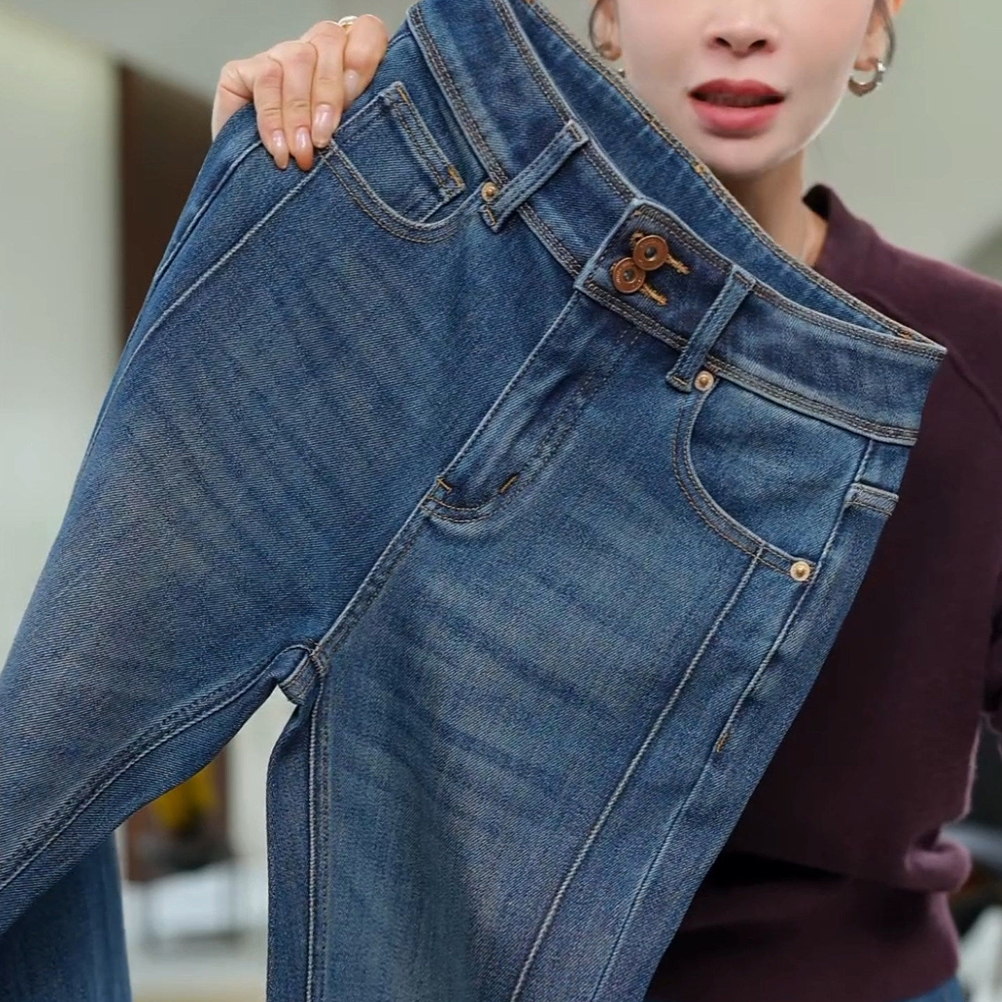 蓝色加绒微喇牛仔裤女秋冬2025新款版型好看的修身九分直筒喇叭裤