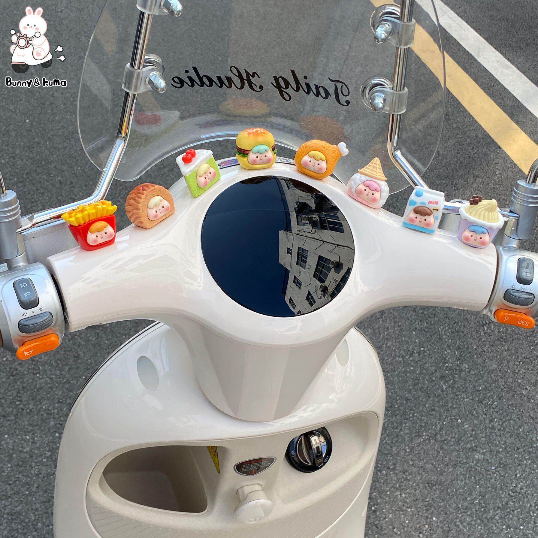 电动车可爱装饰小公仔摆件三轮车汽车通用屏幕粘贴小玩偶治愈陪伴