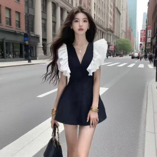 法式复古爱心度假连衣裙女2026年夏季新款收腰显瘦小飞袖短款裙子