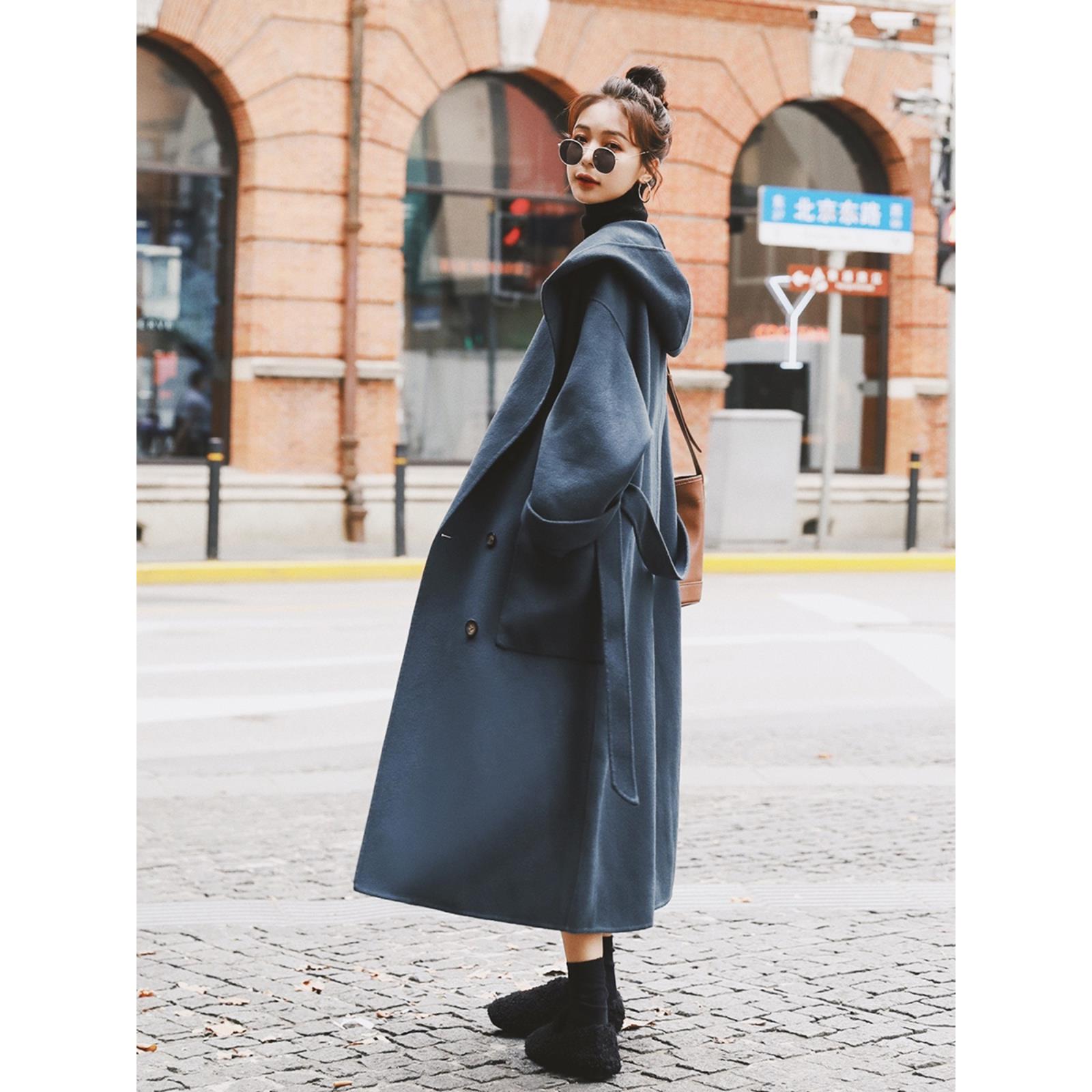 雾霾蓝连帽毛呢大衣冬季女新款赫本风气质加厚时髦中长款呢子外套