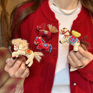 本命年可爱布艺小马胸针女款2026新款毛衣配饰胸花新年儿童饰品冬