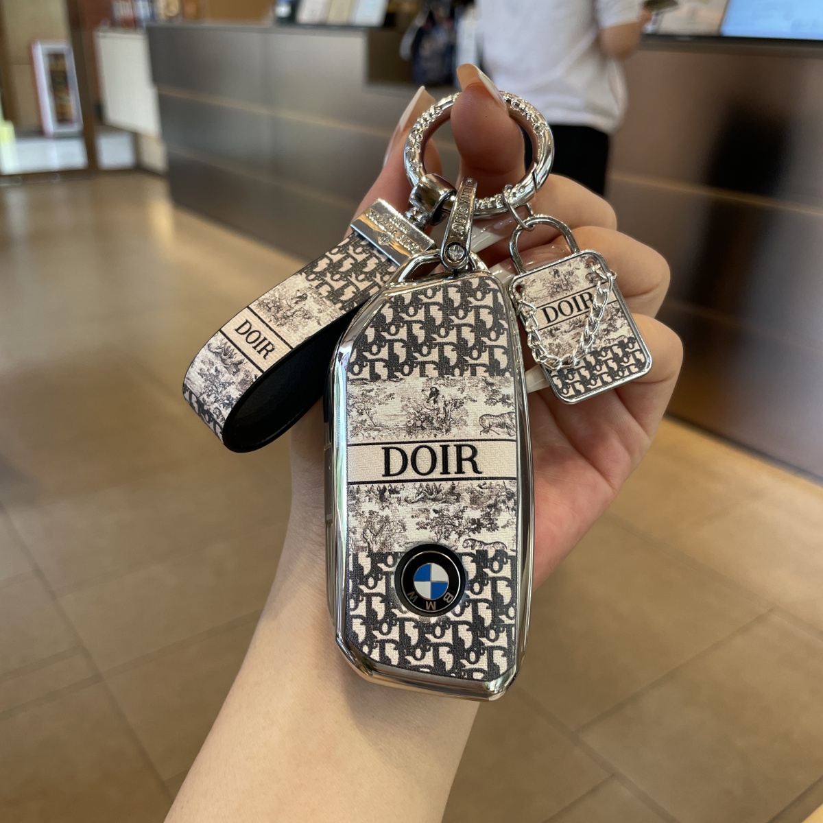 适用宝马钥匙套新5系3系X5L/X3/iX1系X7系X6/530li车包扣壳男女士