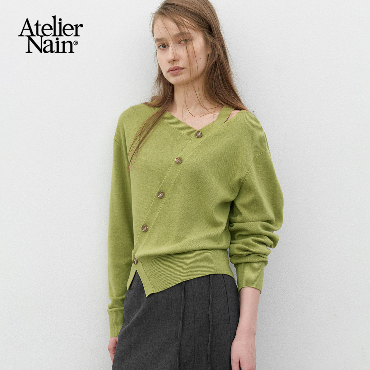 Atelier Nain2026年秋季新款露肩针织衫不规则纽扣设计极简风上衣