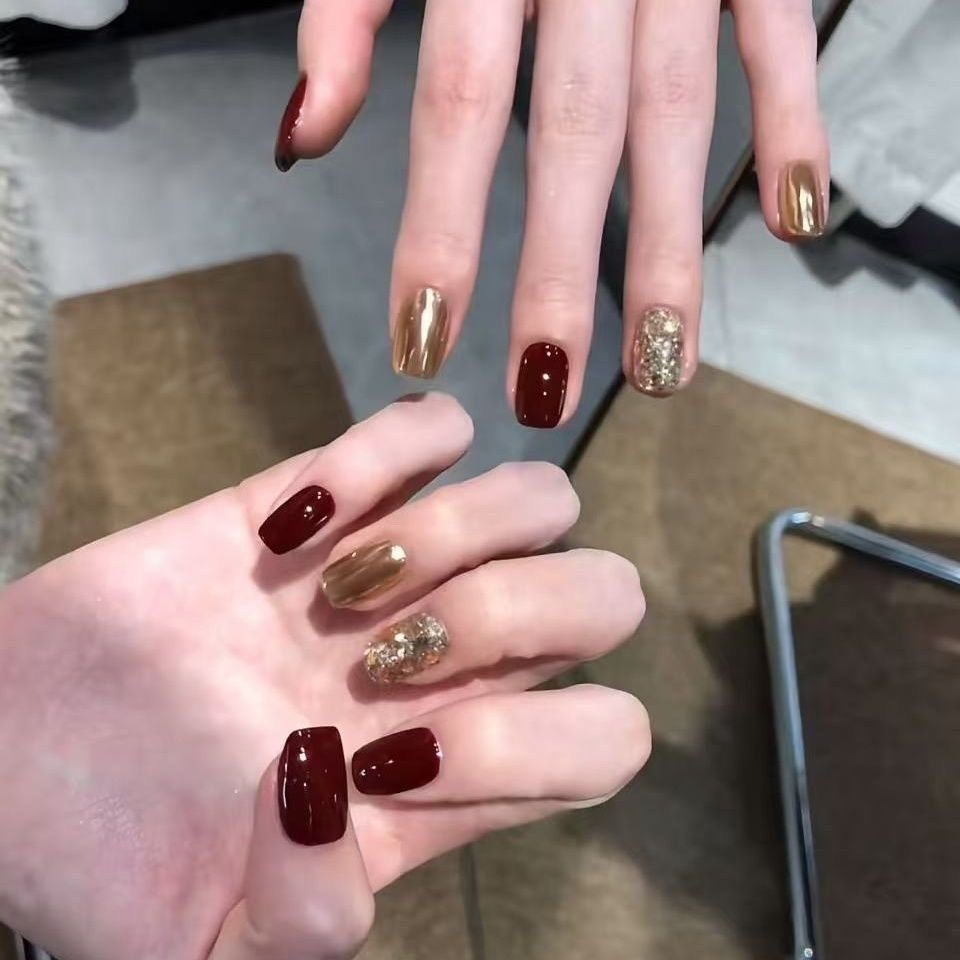 【酒红鎏金】纯手工穿戴甲秋冬显白酒红色短款高级爆闪亮片美甲贴,彩妆/香水/美妆工具,穿戴甲/甲片,淘宝优惠券,粉丝福利购,淘宝优惠卷