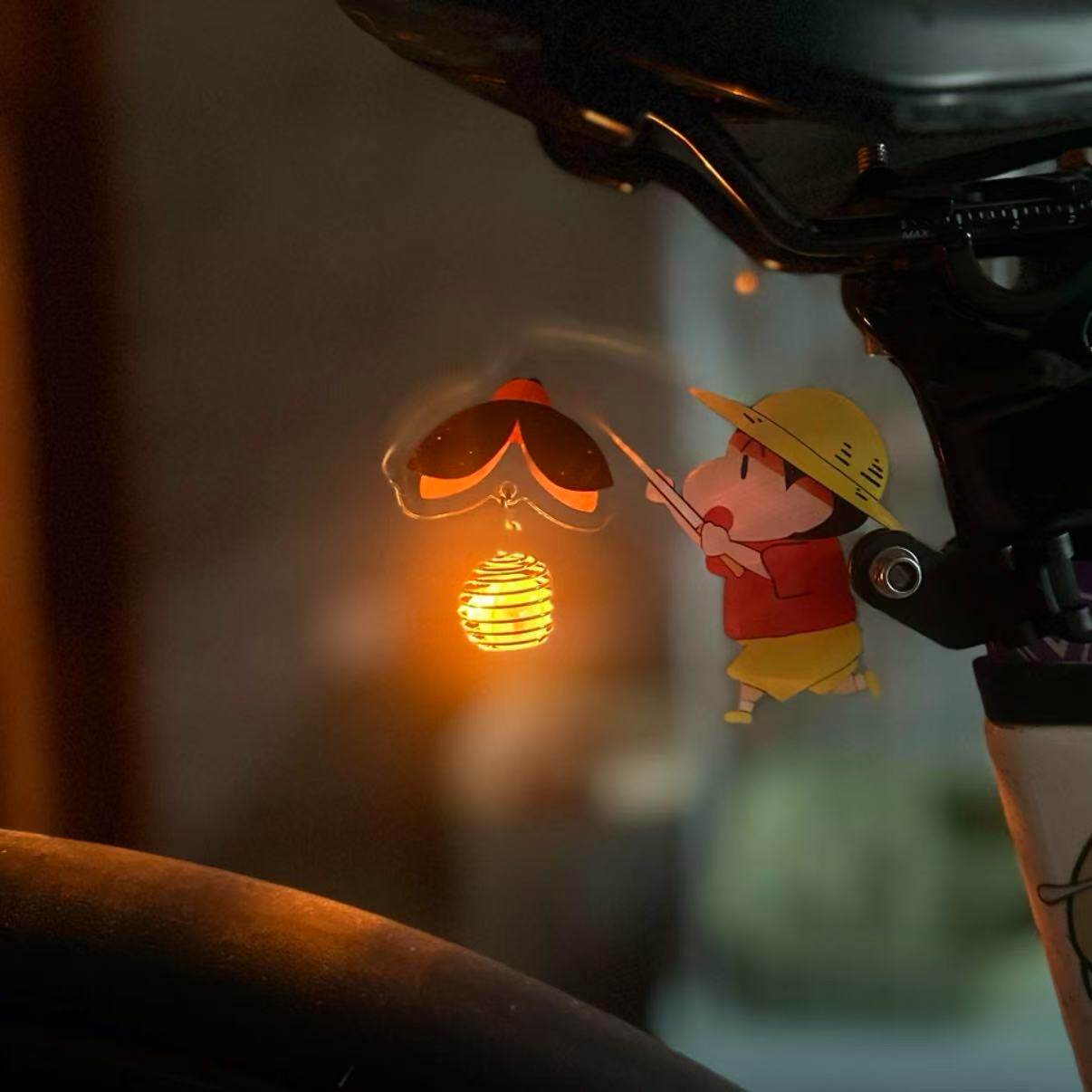 蜡笔小新自行车装饰小配件山地车公路车亚克力后尾灯夜骑灯小挂件