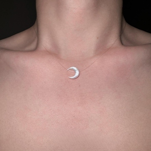 冷淡风贝母月亮隐形鱼线项链极细百搭气质小众2026巨好看锁骨颈链