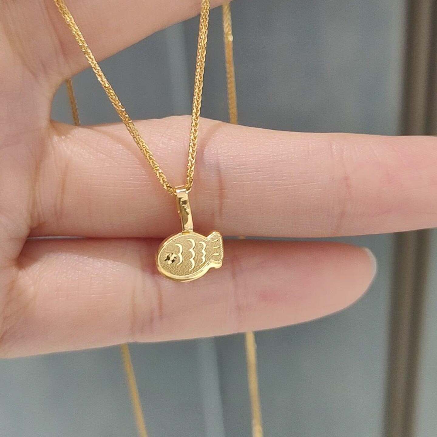 超可爱金磨砂纹理小鱼吊坠项链简约日常颈链不掉色百搭个性锁骨链