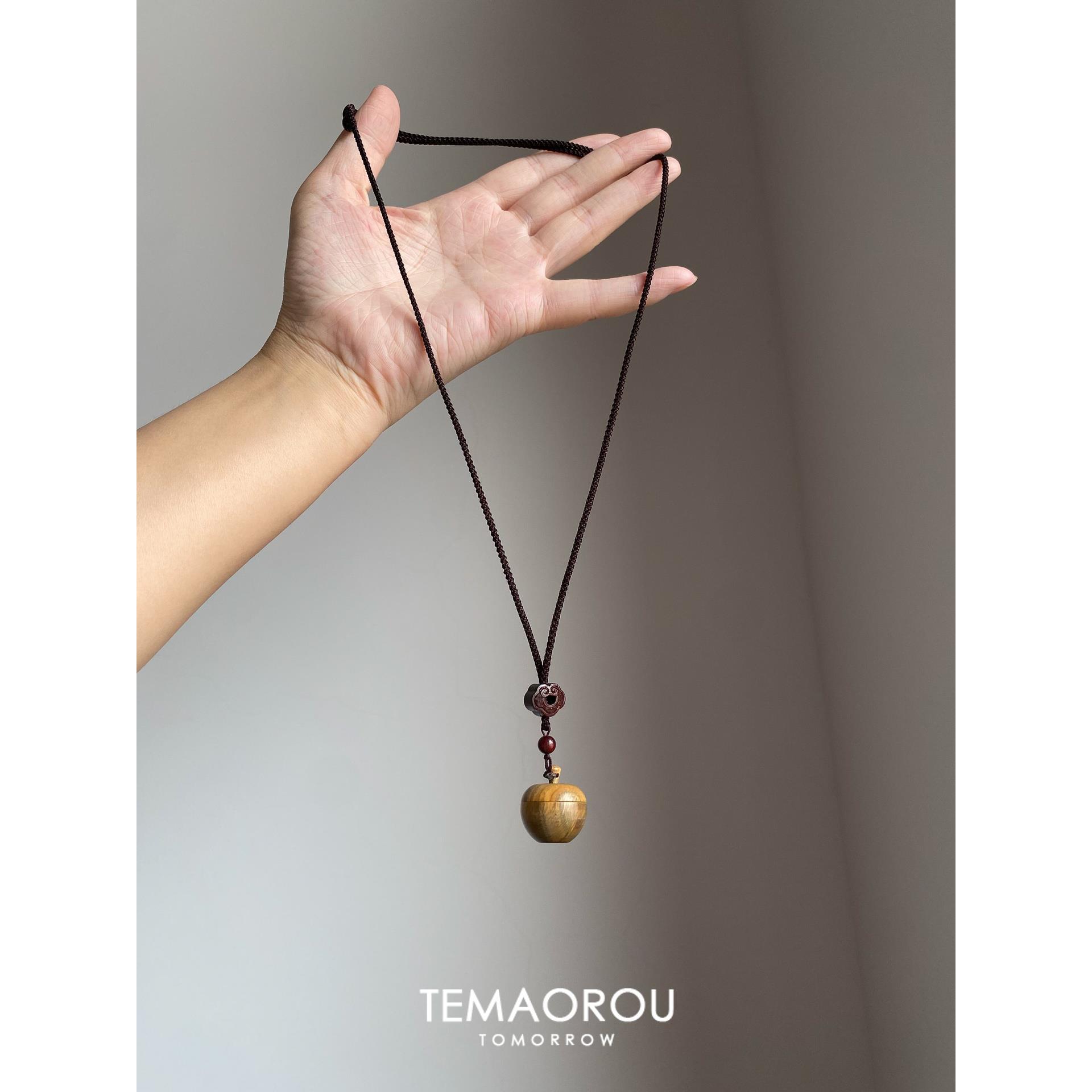 “平安之果”木质浅咖色苹果吊坠项链小众设计百搭黑色编绳毛衣链