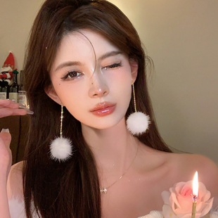 冬季 甜美白色毛球耳钉精致百搭耳环小众高级感气质新年毛茸茸耳饰
