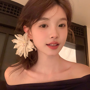 精致白花仿珍珠发圈大朵花瓣设计复古氛围感秒变仙女弹力发绳头饰