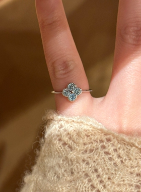 精致mini小蓝花四叶草尾戒指轻奢