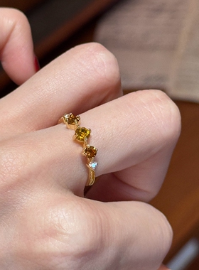 法式三钻橘橙色仿石榴石金色戒指