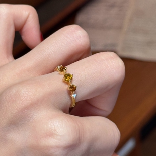 法式 小众设计感复古气质开口指环 三钻橘橙色仿石榴石金色戒指女款