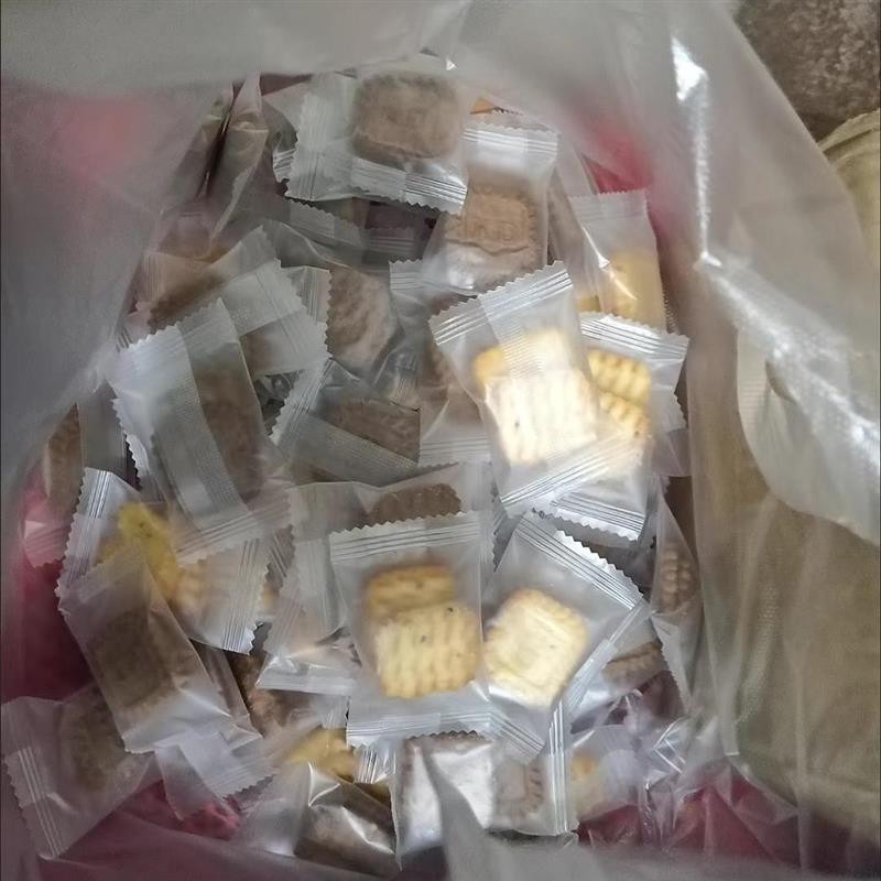 新货方块饼干生椰拿铁咖啡