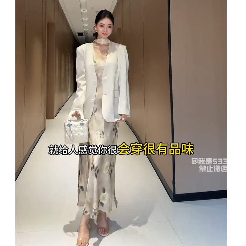 Wannvy Up时尚气质套装西装外套女装气质缎面V领印花连衣裙两件套