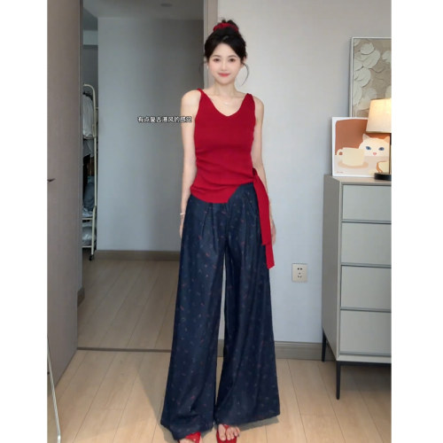红色上衣碎花牛仔阔腿裤夏
