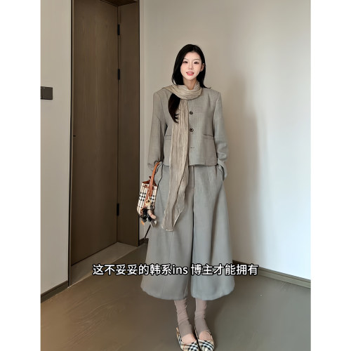 Wannvy up 高端漂亮感圆领短外套减龄百搭七分阔腿裤时尚气质套装