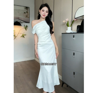 向晚意STUDIO 法式高级设计感斜肩连衣裙夏季轻奢无袖收腰鱼尾裙