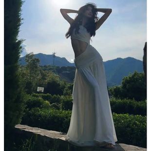 今年流行小众设计高冷御姐风修身背心露腰高级感褶皱白色连衣裙夏