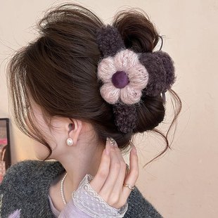 AB面毛线花朵毛绒抓夹女2025新款大号鲨鱼夹高级感发夹巨好看发饰