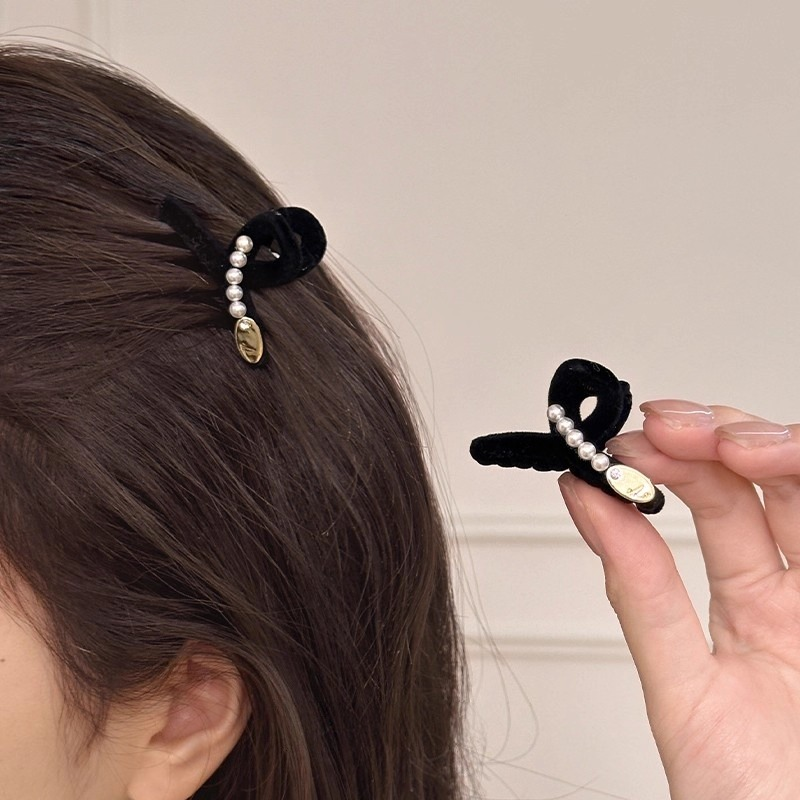高级感珍珠黑色丝绒抓夹女2025新款小号秋冬侧边头饰发夹鲨鱼夹
