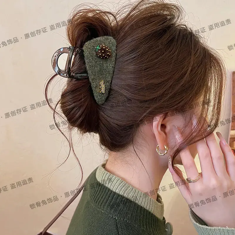 小紫熊供应链草莓毛毡三角抓夹