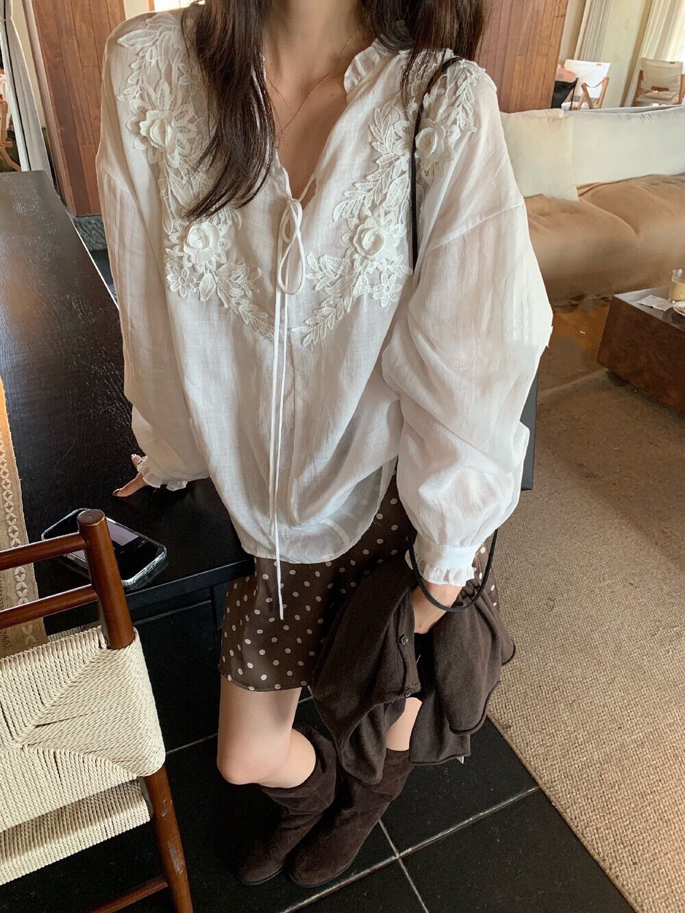 韩系重工刺绣V领休闲衬衫女早秋新款宽松显瘦百搭打底衫上衣
