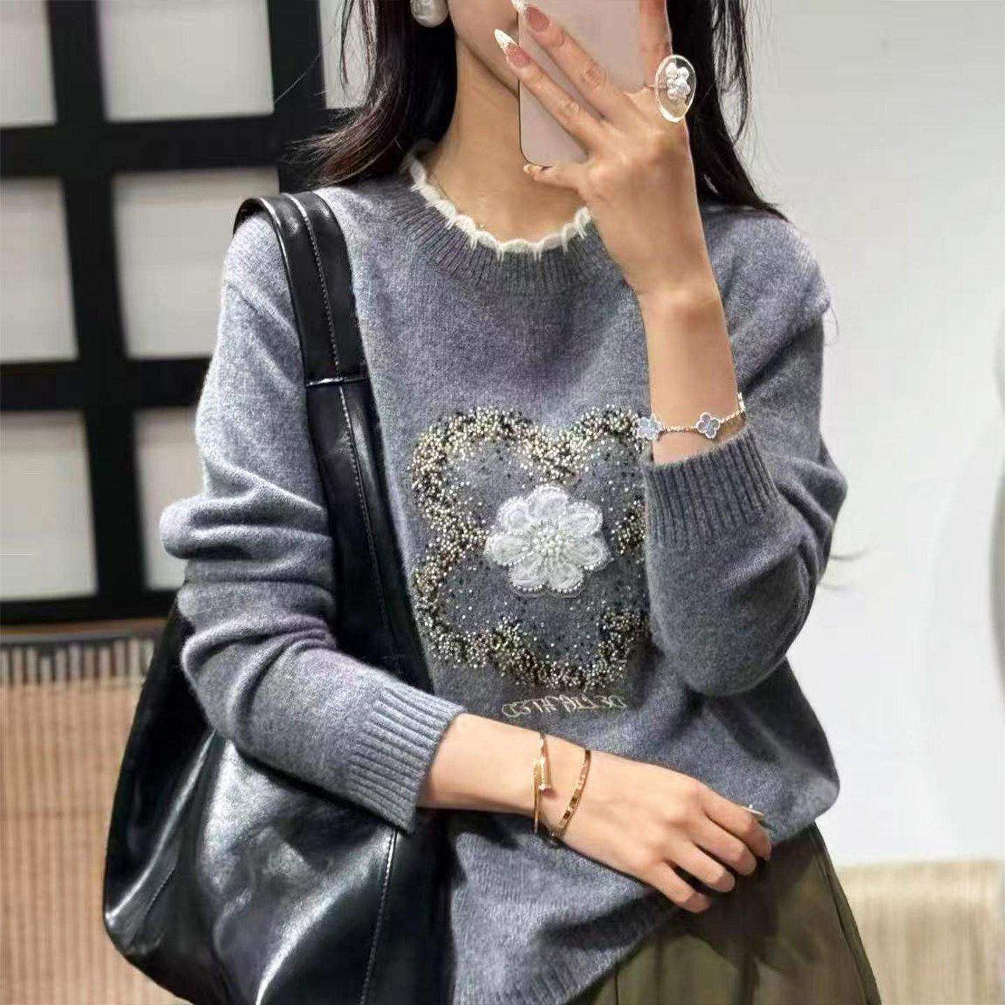 休闲灰色圆领刺绣针织毛衣女2025年秋冬新款洋气欧货潮时髦上衣