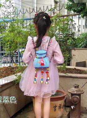 厂家直销儿童小背篓彩灯鱼篓云南民族风竹藤编工艺风铃铛玩具地摊