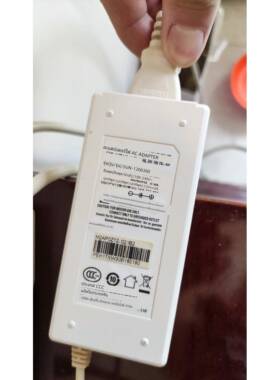 白色索源科技液晶显示器线12V3A电源适配器 型号SUN/SOY-1200300