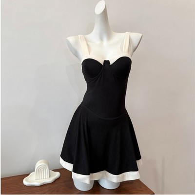 轻聆曼格修身显瘦连体泳衣