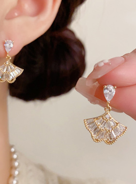 春季新品精致时尚百搭满钻扇形耳钉女气质轻奢简约设计感耳环批发