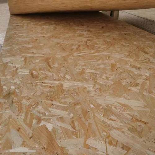 货源E0级欧松板12mm松木osb木板材刨花板酚醛胶密度定向板颗粒板