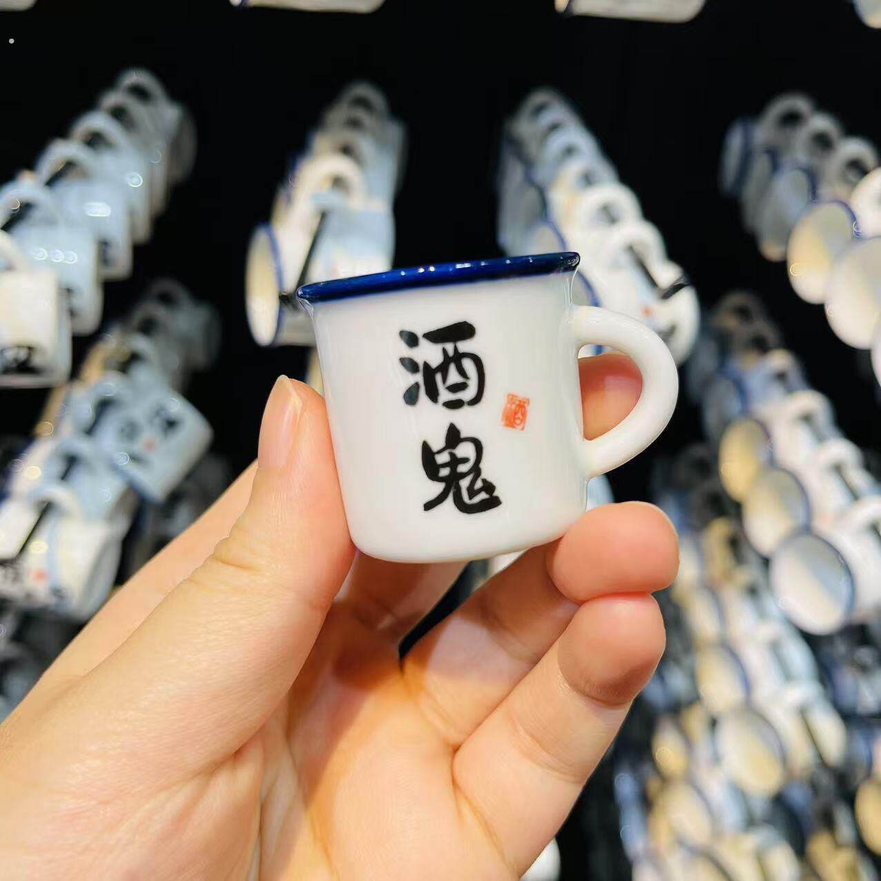 老式酒盅一口闷陶瓷袖珍酒杯特小陶瓷酒盅拇指杯怀旧复古带把杯子