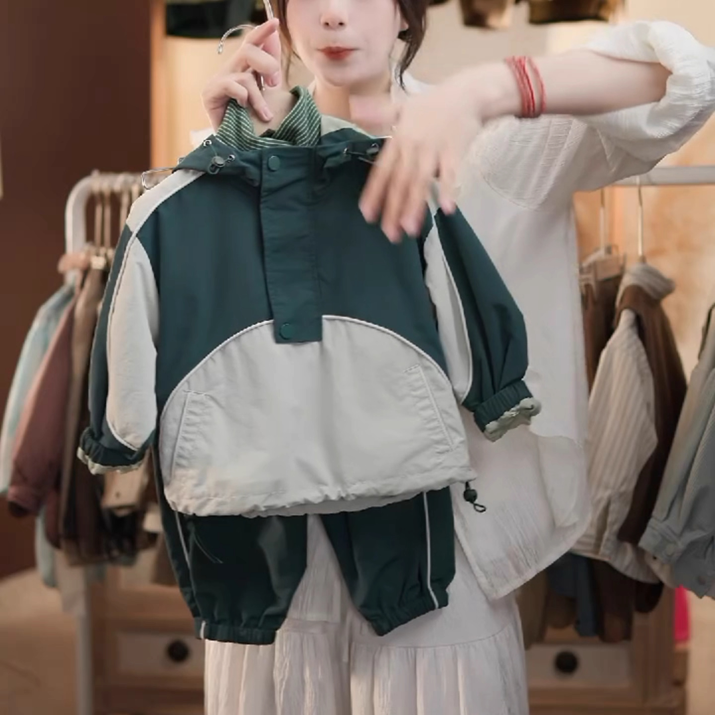 2025秋季新款儿童时尚连帽冲锋衣