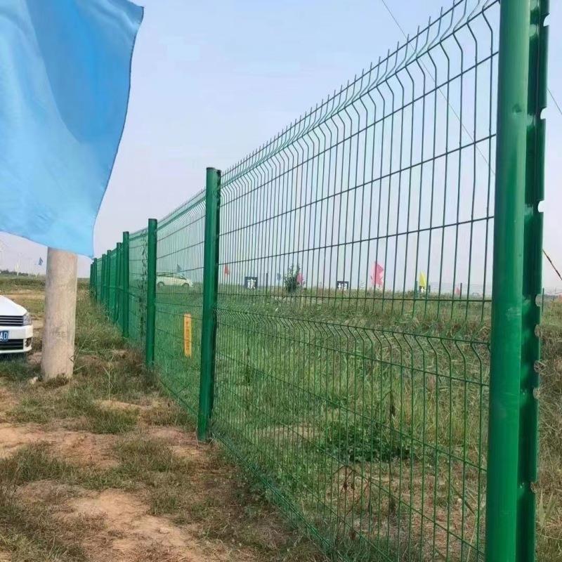 青岛桃型柱护栏铁丝网喷塑隔离防护网停车场厂房草绿色钢丝网围栏