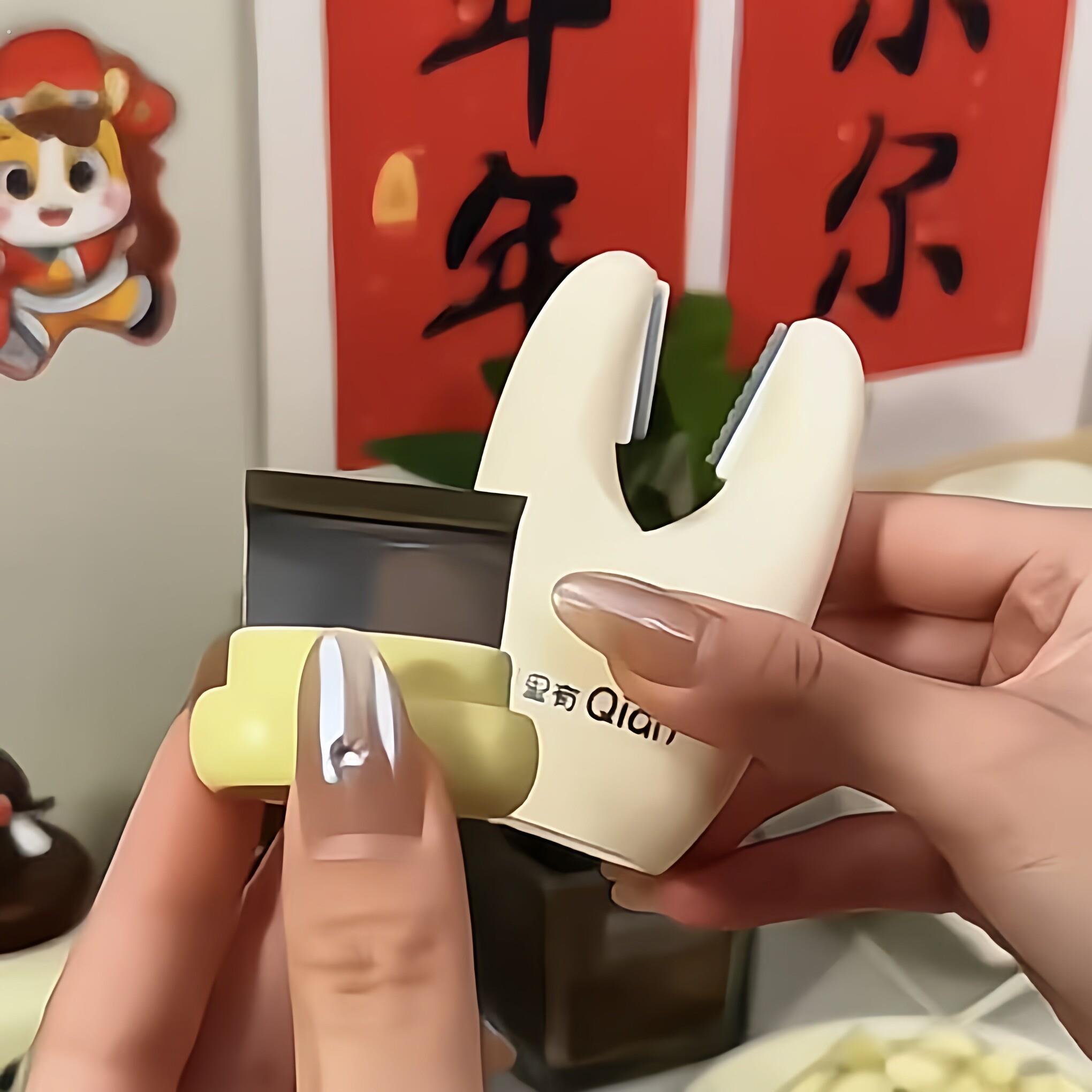 蟹钳剥蒜器家用磁吸生姜刮皮器刮姜器厨房可携式带手柄去蒂小神器