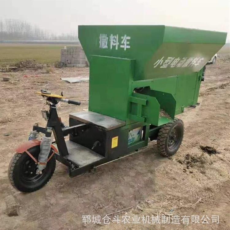 养殖场用拌料撒料一体车全自动撒料车价格秸秆饲料拌料车