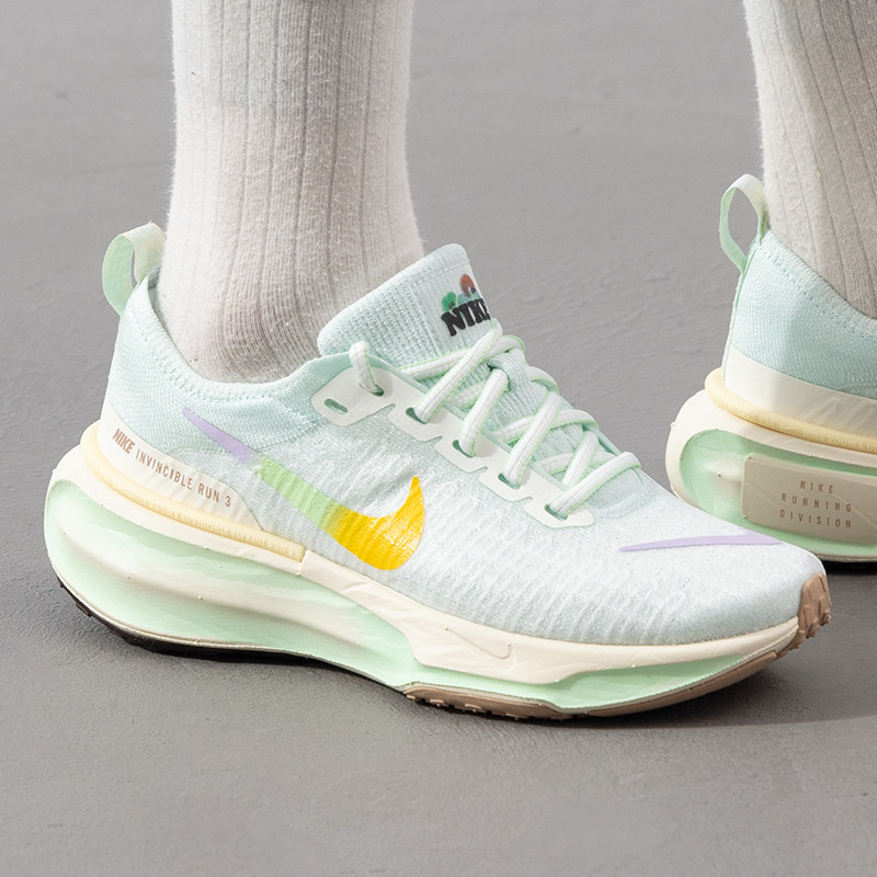耐克女鞋2025新款ZOOMX INVINCIBLE RUN FK 3运动鞋跑步鞋 HF57