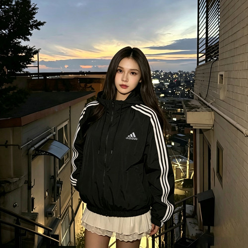 阿迪达斯女三条杠连帽运动夹克