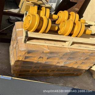 山推推土机配件SD16支重轮拖链轮履带总成