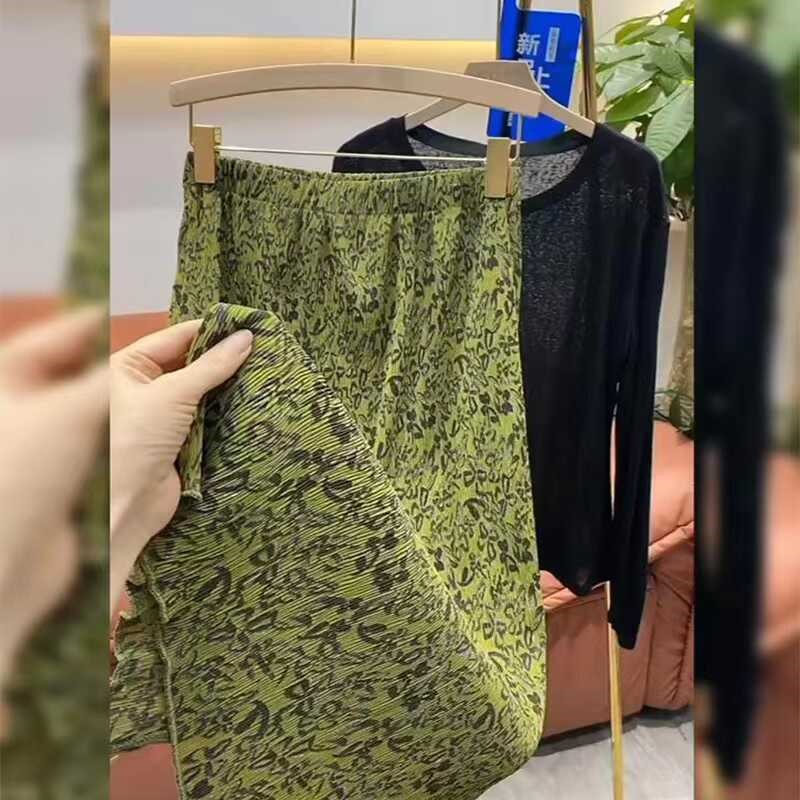 绿色碎花半身裙女夏高腰显瘦压褶直筒沙滩裙子后开叉中长款一步裙