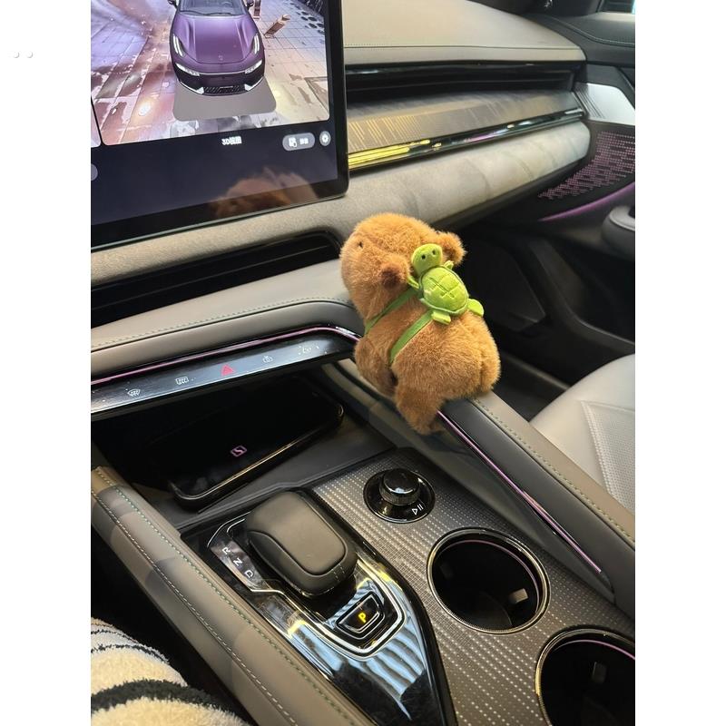 汽车奔驰中控屏幕趴趴摆件车载玩偶车内装饰品特斯拉副驾驶门把手